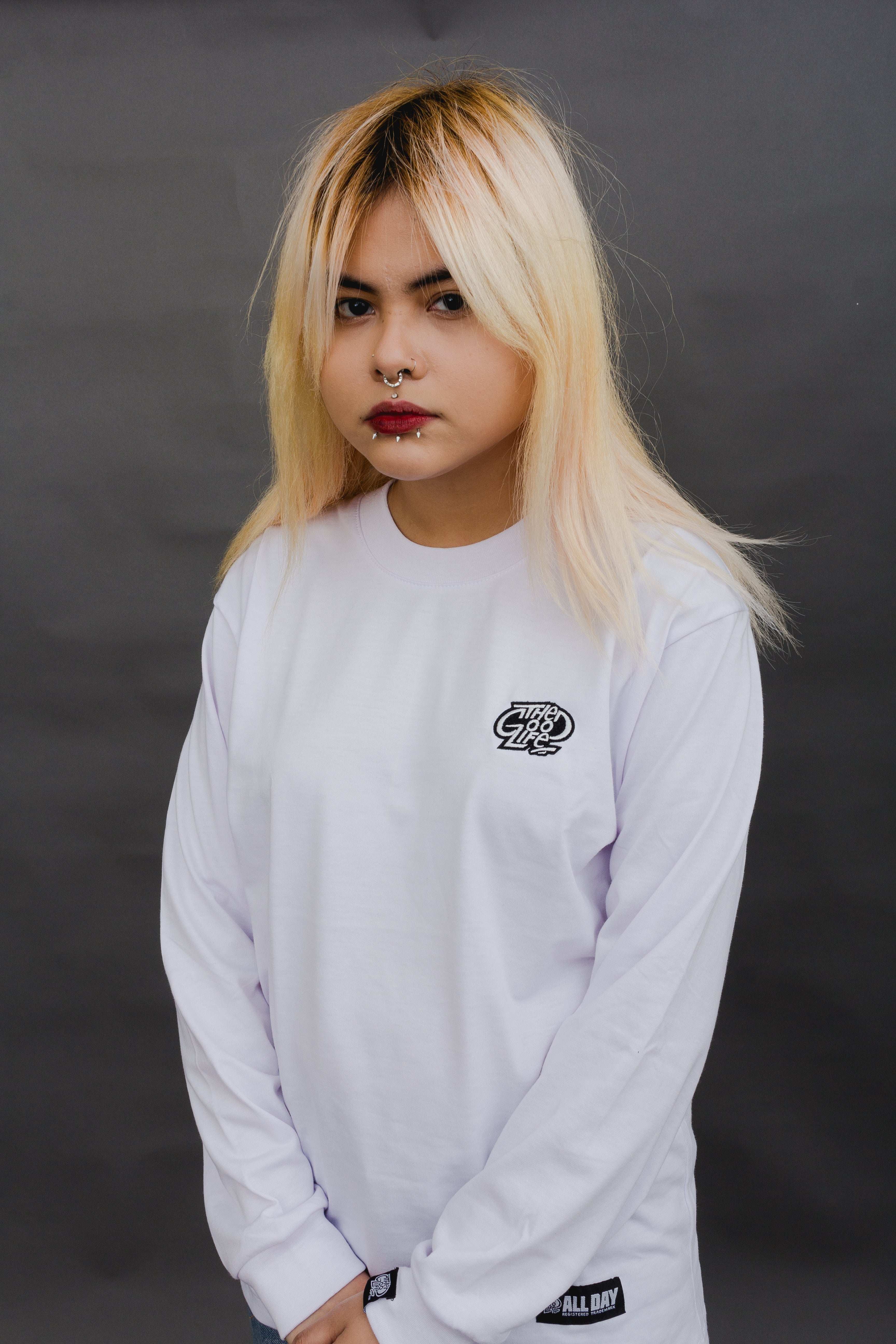 CIRCLE (WHITE) CREWNECK